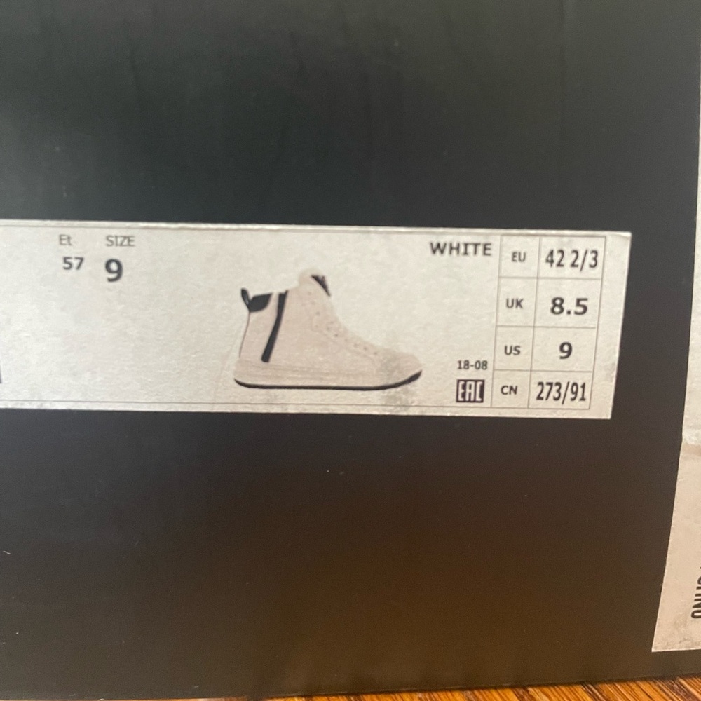 EA7 sneaker Brand new. Negotiable